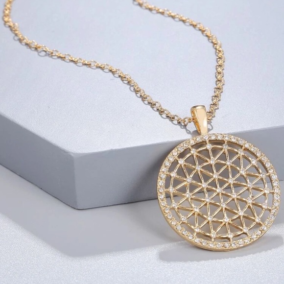 Jewelry - 🆕 Hollow Out Round Charm Necklace
